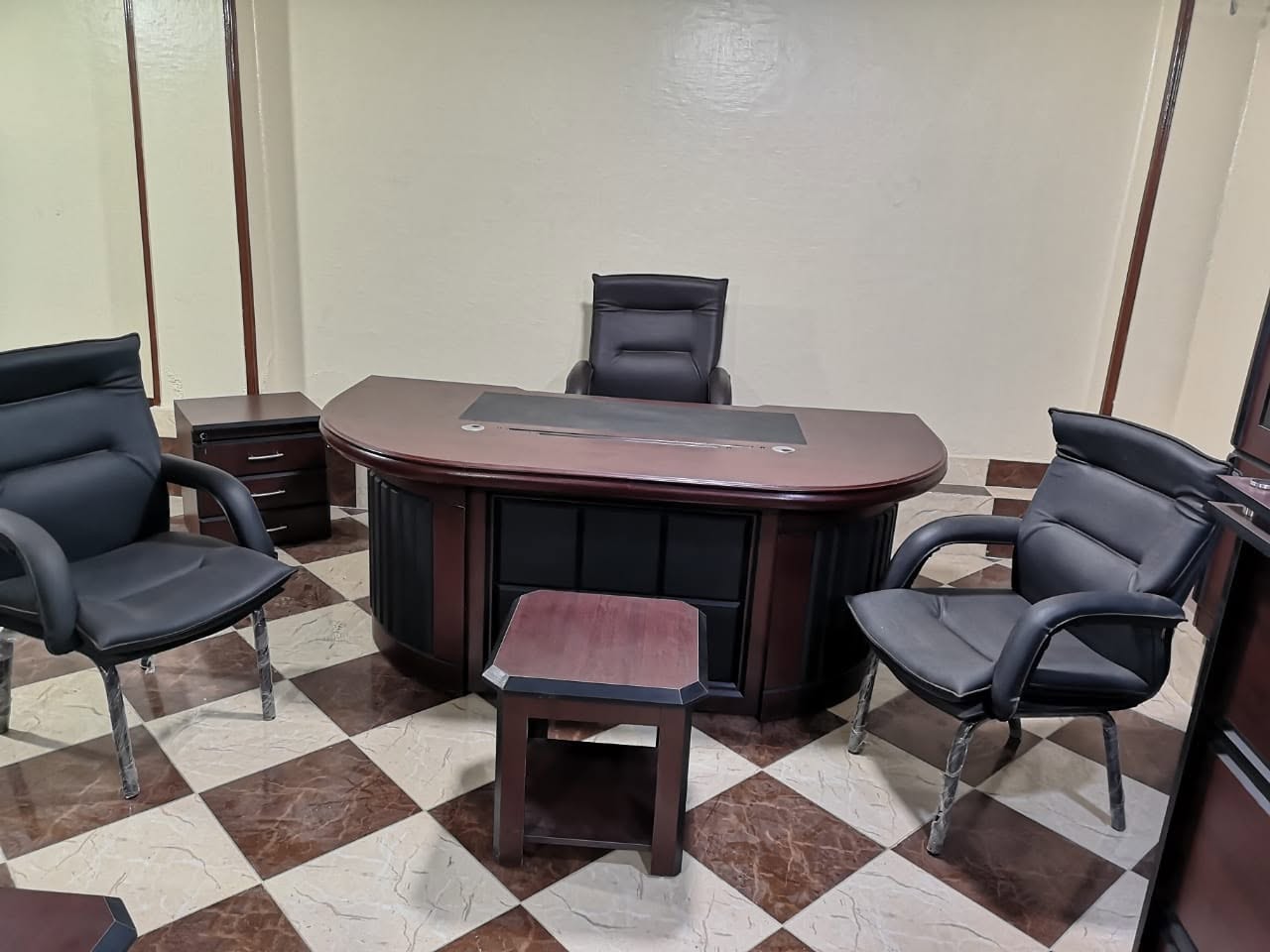 دازلينج للأثاث المكتبي Dazzling Office Furniture
